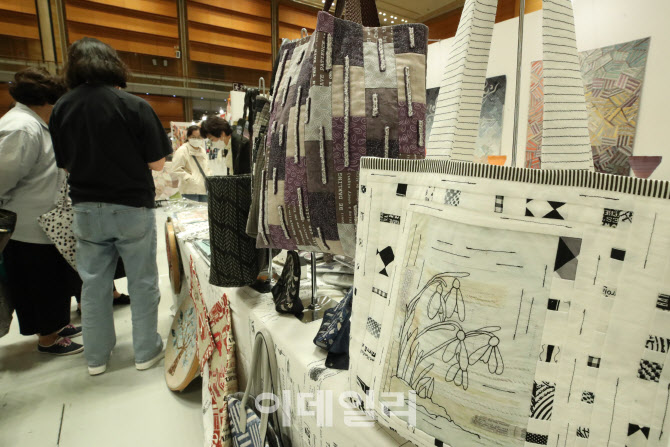 퀼트 제품들 살펴보는 관람객들                                                                                                                                                                     