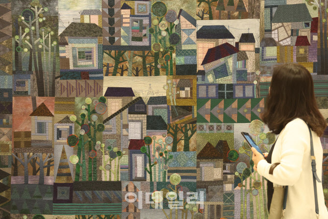 퀼트 작품 감상하는 관람객들                                                                                                                                                                       