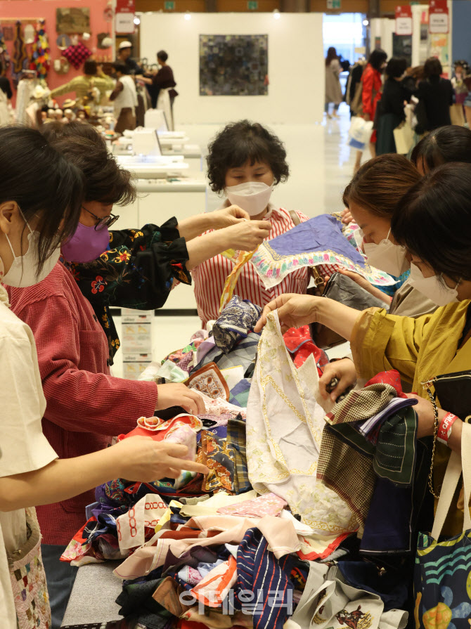 손수건 사는 관람객들                                                                                                                                                                              