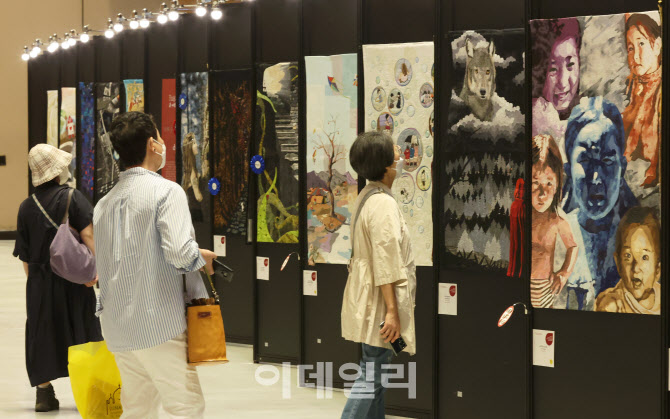 작품 바라보는 관람객들                                                                                                                                                                            