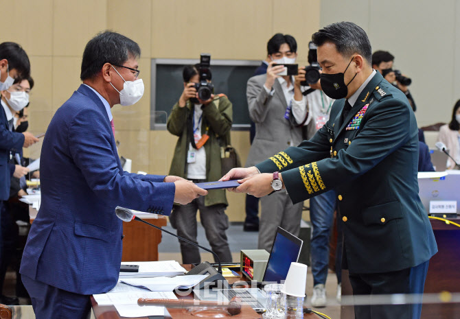 증인 선서문 전달하는 김승겸 합참의장                                                                                                                                                              