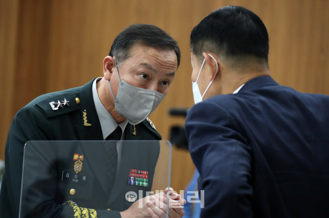 신원식 의원과 이야기 나누는 김수광 합동참모본부 전략기획차장                                                                                                                                      