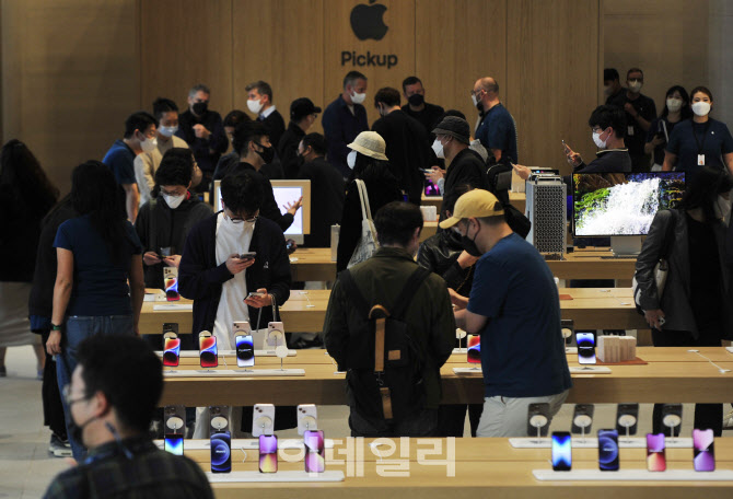 아이폰14 출시에 애플스토어 북적                                                                                                                                                                   