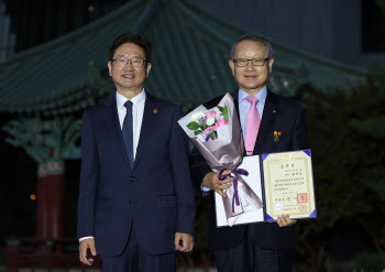 권재일 서울대 언어학과 명예교수, 세종문화상 학술부문 대통령표창 수상