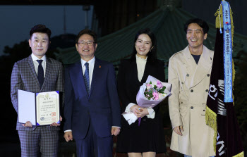 기념촬영하는  KBS한국어연구부