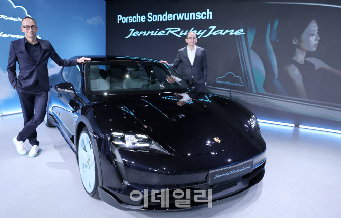 블랙핑크 제니만을 위한 타이칸4S 크로스 투리스모                                                                                                                                                   