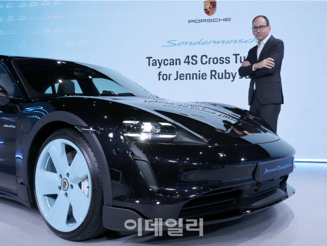 포르쉐, 블랙핑크 제니만을 위한 타이칸4S 크로스 투리스모 선보여                                                                                                                                    