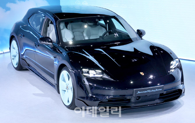 포르쉐코리아-제니-포르쉐AG가 협업한 타이칸 4S 크로스 투리스모 포 제니                                                                                                                             