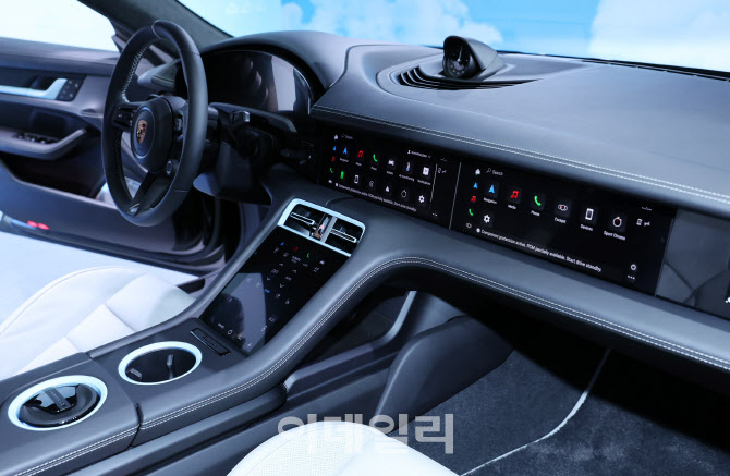 타이칸 4S 크로스 투리스모 포 제니의 실내 모습                                                                                                                                                     