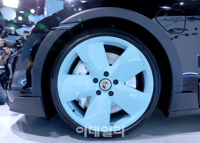 타이칸 4S 크로스 투리스모 포 제니의 휠                                                                                                                                                            