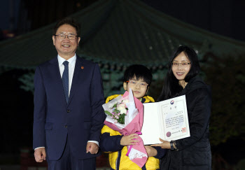 한글 손편지 공모전 대상 수상한 윤준겸 학생