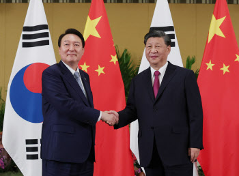 시진핑 “한중, 뗄래야 뗄 수 없는 파트너…공급망 정치화 반대”