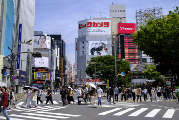 일본 하루 코로나19 확진자 두 달 만에 10만명 넘어서