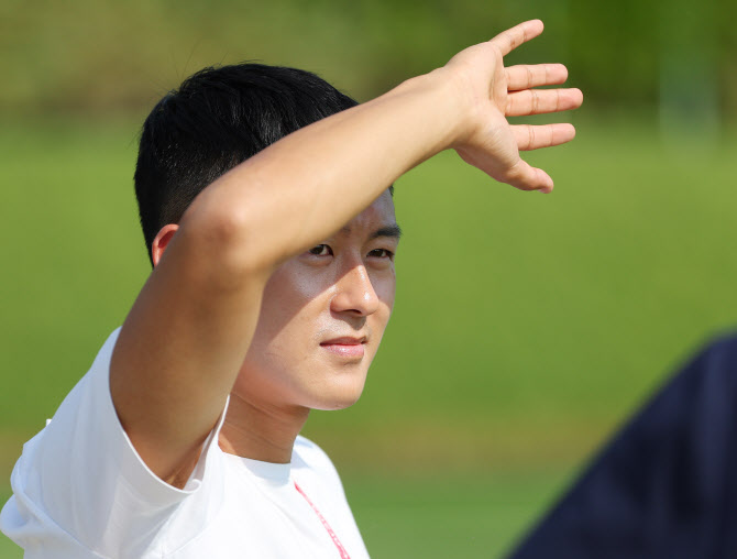  훈련장 찾은 이승우                                                                                                                                                                               