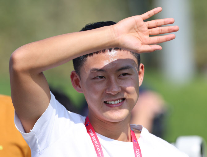  훈련장 찾은 이승우                                                                                                                                                                               