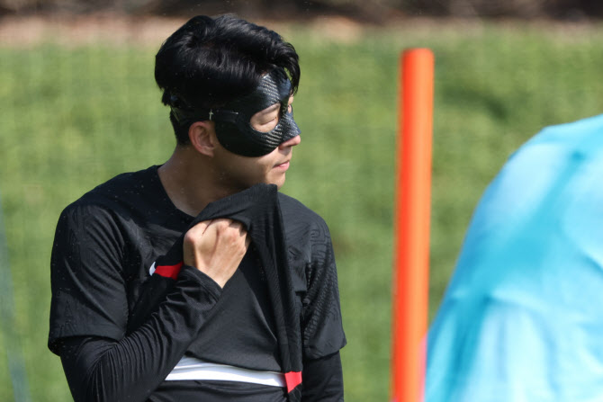  땀 닦는 손흥민                                                                                                                                                                                   