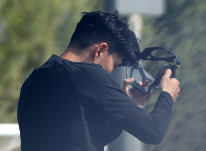  마스크 벗는 손흥민                                                                                                                                                                               