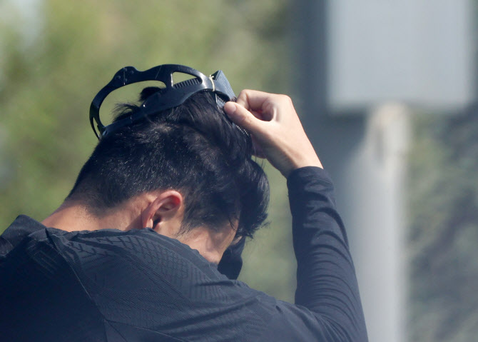  훈련중 마스크 벗는 손흥민                                                                                                                                                                        