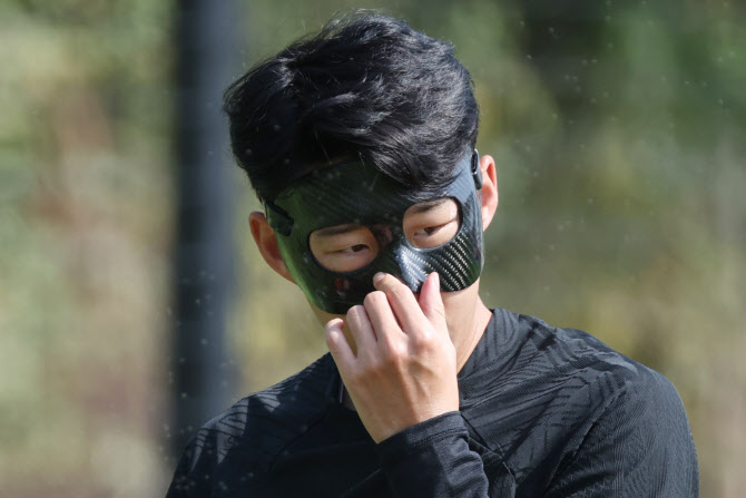  마스크 만지는 손흥민                                                                                                                                                                             