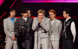 '아시아 최초' BTS, 美AMA 수상…1년만에 월드컵도 '접수'[그해 오늘]