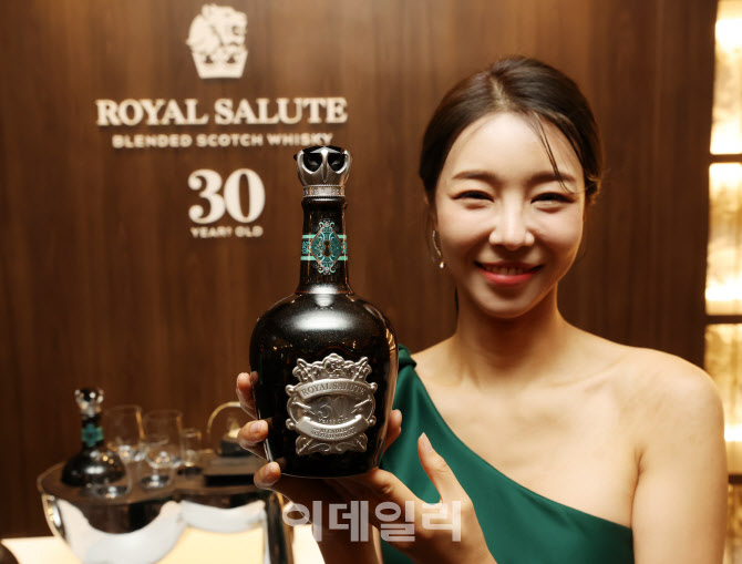 로얄살루트, 새로운 하이엔드 컬렉션 '로얄살루트 30년'                                                                                                                                    
