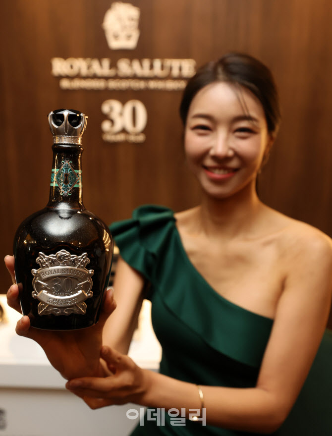 로얄살루트의 새로운 하이엔드 컬렉션 '로얄살루트 30년'                                                                                                                                   