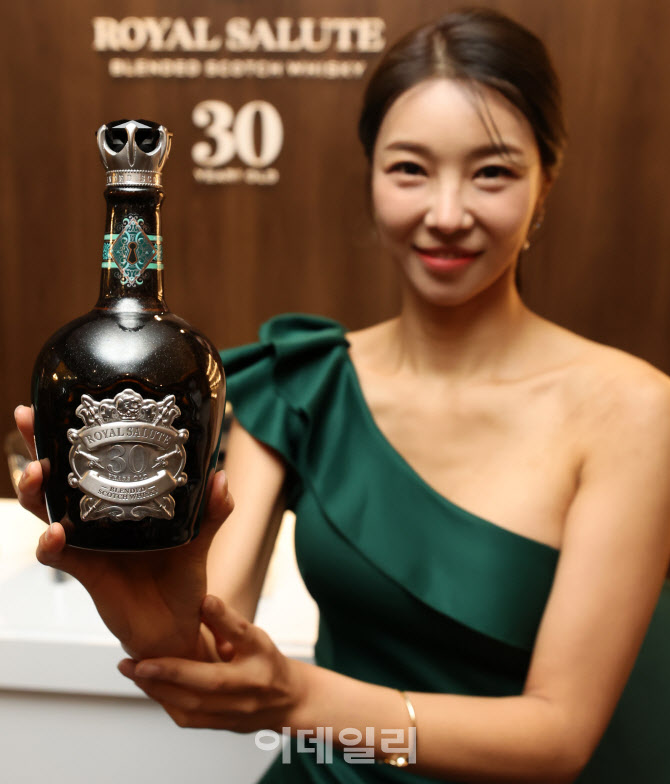 이것이 로얄살루트의 새로운 하이엔드 컬렉션 '로얄살루트 30년'                                                                                                                            