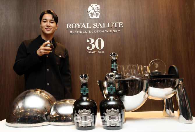 로얄살루트 30년 스페셜 리추얼 키트 소개하는 디자이너 양태오                                                                                                                                       