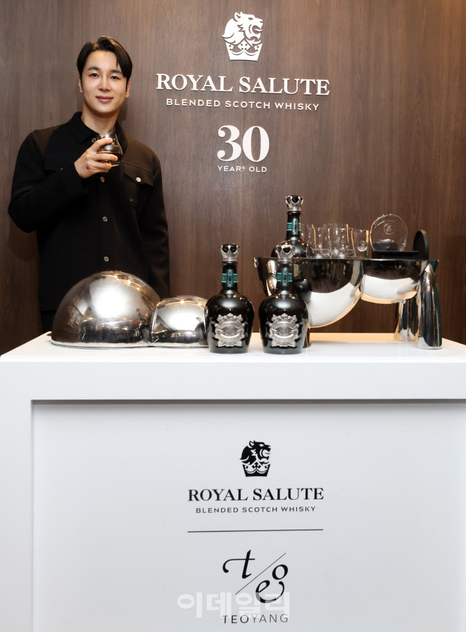 하이엔드 컬렉션의 모든 요소를 갖춘 로얄살루트 30년 소개하는 디자이너 양태오                                                                                                                       