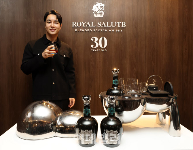 디자이너 양태오와 협업한 로얄살루트 하이엔드 위스키 '로얄살루트 30년'                                                                                                                   
