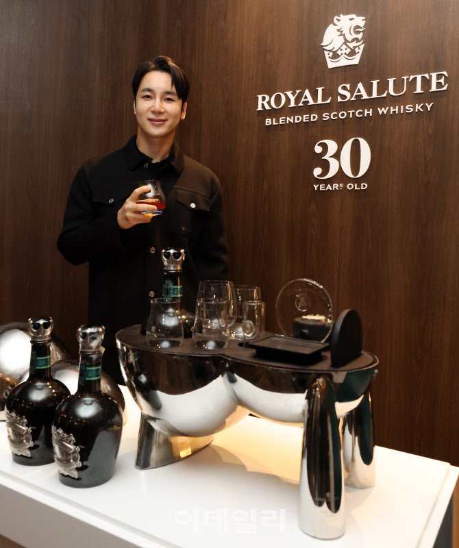 로얄살루트 30년 스페셜 리추얼 키트 소개하는 양태오 디자이너                                                                                                                                       