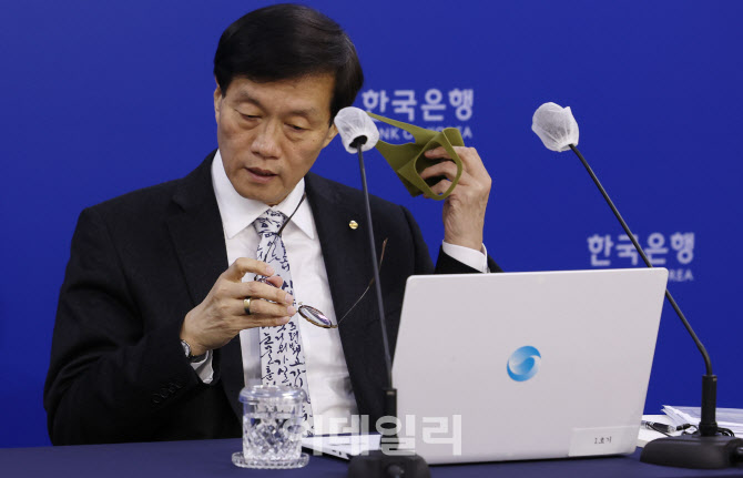 금통위 마친 뒤 기자간담회 갖는 이창용 한국은행 총재                                                                                                                                               
