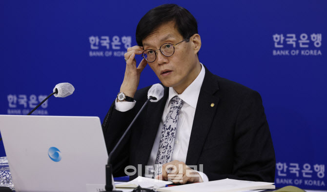 금통위 마친 뒤 기자간담회 갖는 이창용 한은 총재                                                                                                                                                   