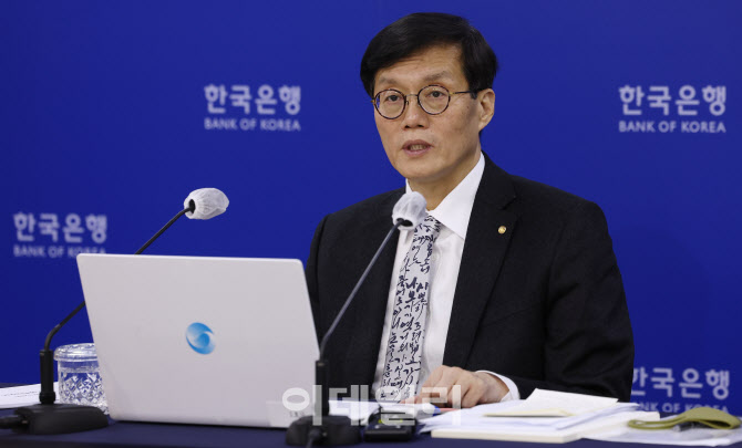 금통위 마친 뒤 기자간담회 갖는 이창용 총재                                                                                                                                                        