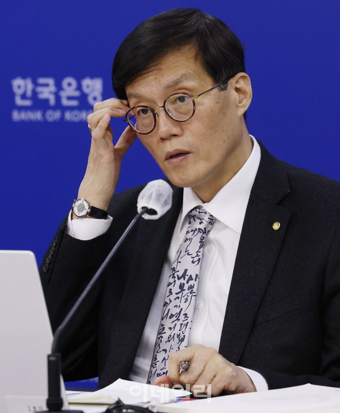 질의에 답하는 이창용 총재                                                                                                                                                                         