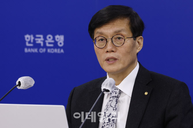질의에 답하는 이창용 한은 총재                                                                                                                                                                    
