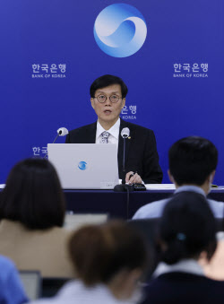[포토]질의에 답하는 이창용 한국은행 총재                                                                                                                                                                