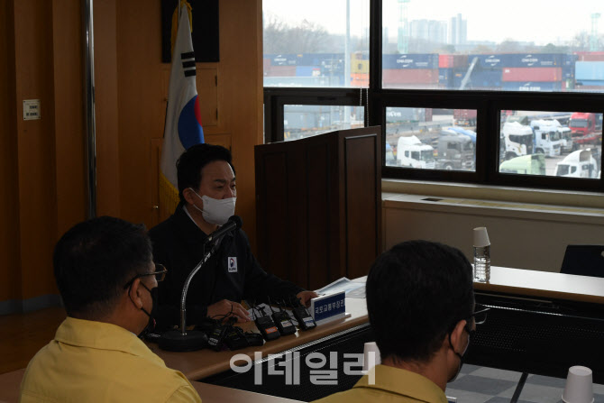 관계자에게 수송대책 보고 받는 원희룡 장관                                                                                                                                                         