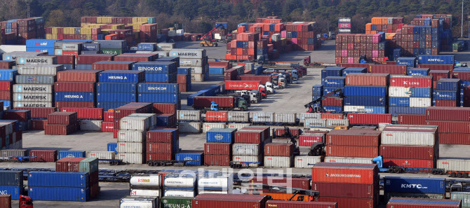 쌓여가는 컨테이너                                                                                                                                                                                 