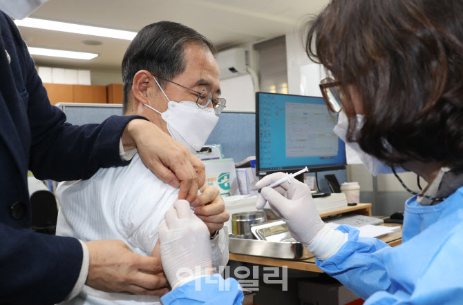 총리,코로나19 2가백신 추가접종                                                                                                                                                                    