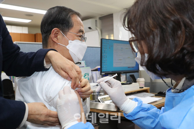 한덕수 국무총리, 코로나19 2가 백신 추가접종                                                                                                                                                       