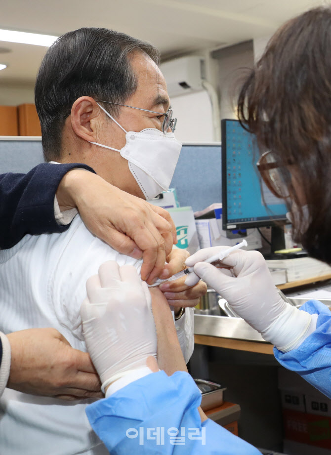 한덕수 총리, 코로나19 2가 백신 추가접종                                                                                                                                                           