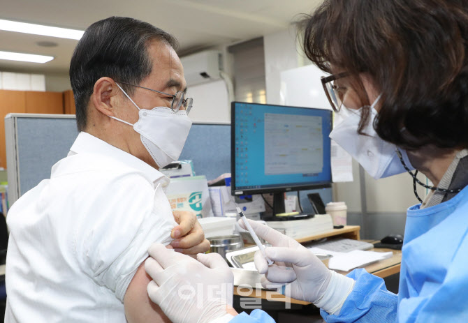 코로나19 2가 백신 추가접종하는 한덕수 총리                                                                                                                                                        