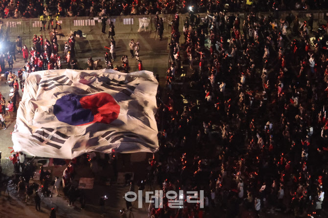 한국-우루과이 경기 응원전 광화문에 펼쳐진 대형 태극기                                                                                                                                             