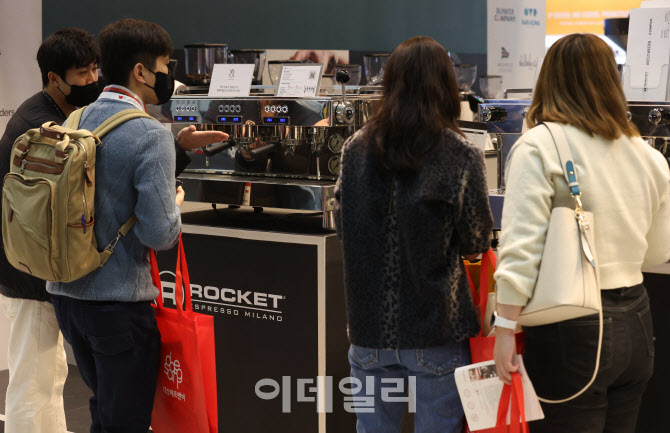 커피 관련 기기 살펴보는 예비창업자들                                                                                                                                                              