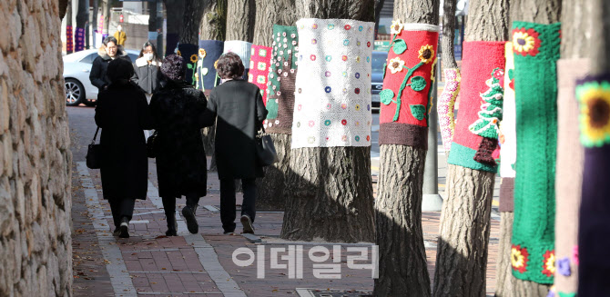 사람도 나무도 두터운 옷 입다                                                                                                                                                                      