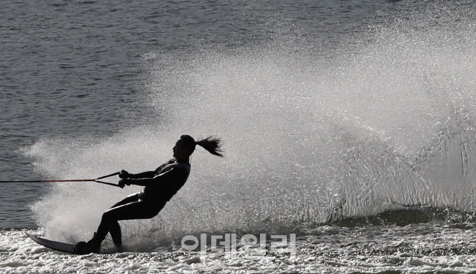 '수상스키 타기 좋은날'                                                                                                                                                                  