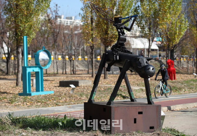 '이촌동 한강공원에서 조각품 감상하세요'                                                                                                                                                 