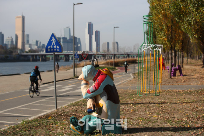 '한강공원에서 조각품 감상하며 산책해요'                                                                                                                                                 