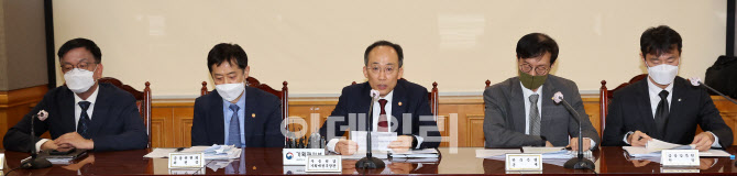 정부·한은, 채안펀드 5조원 추가…내달 국고채 발행 대폭 축소                                                                                                                                       